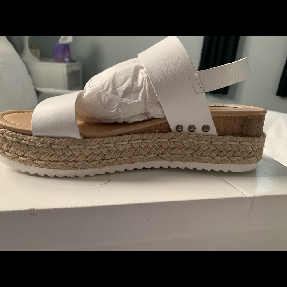 NWT Steve Madden White Platform Sanda